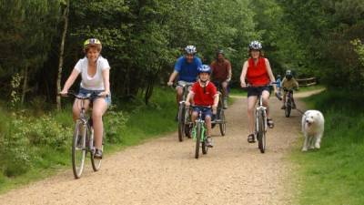 El ciclismo es una de las actividades preferidas por las familias en las que hay niños.