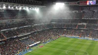 Momento en que el humo salía del Bernabéu.