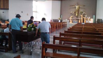 En la iglesia San Juan Bosco hubo una misa para Juan Ramón antes de su entierro.