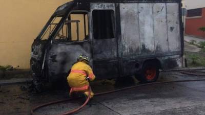 Los delincuentes amenazaron de muerte al conductor si no se bajaba de la unidad. Foto tomada de @radioamericahn