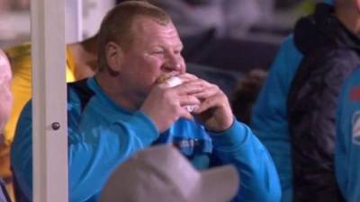 Wayne Shaw se hizo famoso por comer una torta en pleno partido de la FA Cup.