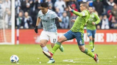 Roger Espinoza es marcado por Osvaldo Alonso, del Seattle Sounders.