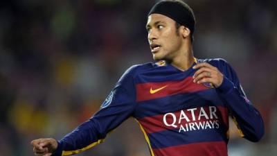 El árbitro István Vad le permitió a Neymar usa esa cinta. Foto AFP