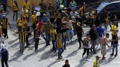 Aficionados del Real España se lanzaron piedras con los hinchas del Marathón.