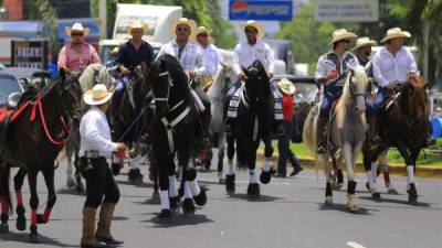 Los jinetes hicieron demostraciones de alta escuela durante el desfile, que fueron aplaudidas por los presentes.