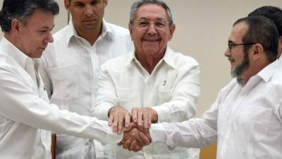 El presidente colombiano Juan Manuel Santos firmó el acuerdo de paz con Rodrigo Londoño, jefe negociador de las Farc.