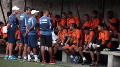 El cuerpo técnico del Motagua dialoga con los jugadores.