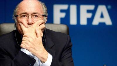Joseph Blatter se enfrenta una investigación criminal en el marco de un escándalo de corrupción en el fútbol.