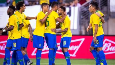 Los brasileños celebran el gol de Neymar contra Estados Unidos. Foto EFE