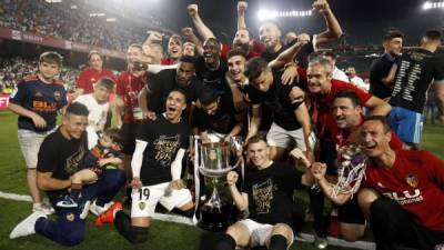 Los jugadores del Valencia posando con el trofeo de la Copa del Rey tras ganarle al Barcelona. Foto AFP