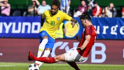 Neymar dejó humillado al defensa de Austria, Aleksandar Dragovic, en esta acción. Foto EFE