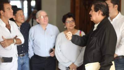 Manuel Zelaya Rosales dialoga con Salvador Nasralla previo a la reunión con Luis Zelaya en un hotel de la capital.