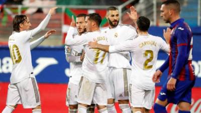 Los jugadores del Real Madrid celebran el segundo gol de Karim Benzema en el partido ante el Eibar. Foto EFE