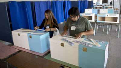 En los centros de votación se realizaron ayer las últimas rotulaciones de las urnas.