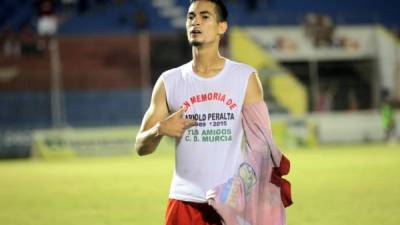 Marcelo Canales luciendo su camiseta homenaje a Arnold Peralta.