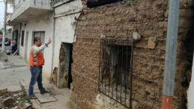 Autoridades de Guatemala evaluan daños en vivienda afectada por sismo. Foto de @ConredGuatemala.