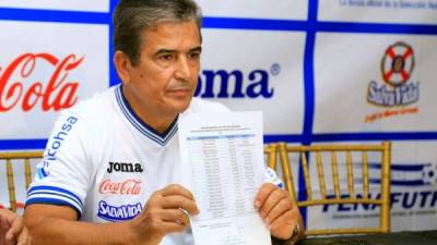 El seleccionador Jorge Luis Pinto al momento de mostrar la lista de convocados.