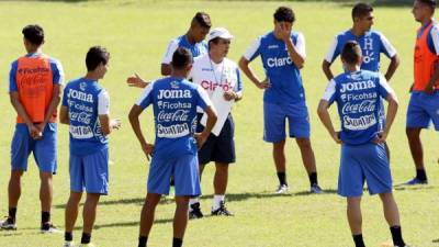 Jorge Luis Pinto charlando con sus jugadores en el entrenamiento de la Selección de Honduras. Foto Delmer Martínez