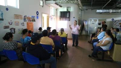 La doctora Erika Aguilar, durante las charlas, instruye a los pacientes sobre los cuidados que deben tener.