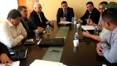 El secretario del Congreso, Tomás Zambrano y otros diputados, conversaron con el rector de la Unah, Francisco Herrera, y otras autoridades universitarias.