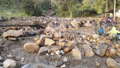 Handout picture released by the Colombian Army press office showing soldiers searching for victims following mudslides caused by heavy rains, in Mocoa, Putumayo department, on April 1, 2017.Mudslides in southern Colombia -caused by the rise of the Mocoa River and three tributaries- have claimed at least 16 lives and injured some 65 people following recent torrential rains, the authorities said. / AFP PHOTO / EJERCITO DE COLOMBIA / HO / RESTRICTED TO EDITORIAL USE - MANDATORY CREDIT AFP PHOTO / EJERCITO DE COLOMBIA - NO MARKETING - NO ADVERTISING CAMPAIGNS - DISTRIBUTED AS A SERVICE TO CLIENTS