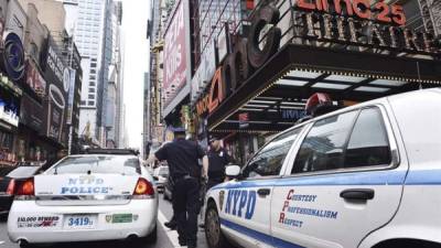 Un grupo de policías vigila que no haya incidentes en la entrada de una sala de cine en Nueva York, EE.UU hoy, viernes 20 de julio de 2012. EFE/Jane Lane/SOLO PARA USO EDITORIAL