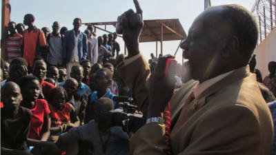 En el Aeropuerto Internacional de Juba el ministro de Información sursudanés, Micheal Makuei Lueth, insta a no regresar a su casa a los civiles por razones de seguridad tras los recientes pleitos en la capital.
