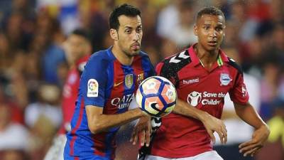 Sergio Busquets lucha por el balón con Deyverson Silva del Alavés. Foto EFE