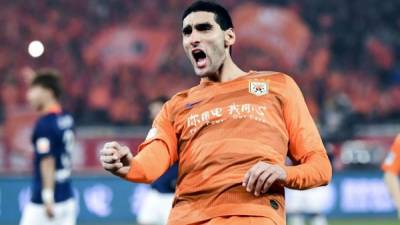 Marouane Fellaini celebrando un gol con el Shandong Luneng.