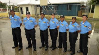 Siete de los 15 agentes de la Policía Municipal Comunitaria que este sábado comienzan operaciones en el puerto. Al fondo, la sede que será inaugurada para su funcionamiento.