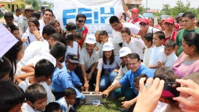 Miembros de la fundación FEIH, alcaldía, del Gobierno y vecinos de las comunidades beneficiadas realizan el acto simbólico de la colocación del primer bloque. Foto: Efraín V. Molina.