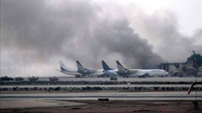 Al menos 28 personas murieron en un asalto al aeropuerto más importante de Pakistán. Los talibanes reivindicaron el ataque como represalia por la muerte de su líder por un dron estadounidense.