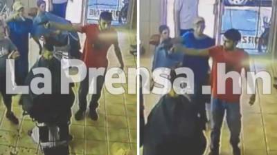 Los dos criminales con sus rostros descubiertos ingresaron al negocio que estaba lleno de clientes, a quienes asaltaron, después sometieron al dueño y al empleado de la barbería para llevarlos al baño y los asesinaron a balazos. El doble crimen ha sido repudiado por la comunidad limeña.