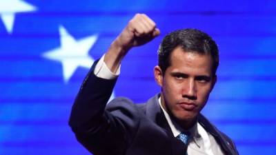 Venezuelan opposition leader and self-proclaimed acting president Juan Guaido (2-R) arrives at the Venezuelan National Assembly for a press conference in Caracas on March 10, 2019. - Sunday is the third day Venezuelans remain without communications, electricity or water, in an unprecedented power outage that already left 15 patients dead and threatens with extending indefinitely, increasing distress for the severe political and economic crisis hitting the oil-rich South American nation. (Photo by RONALDO SCHEMIDT / AFP)