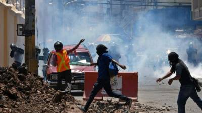 Los policías lanzaron bombas para evitar que los manifestantes se reagruparan.