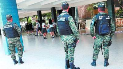 Unos 30 colegios han sido los principales blancos de maras y pandillas, por lo que militares custodian.