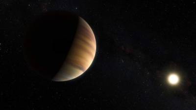 Investigadores de la Universidad de Ginebra estudian la atmósfera del nuevo planeta descubierto fuera del sistema solar./AFP.