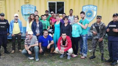 Los inmigrantes, trece hombres y seis mujeres, fueron capturados en la aduana de Agua Caliente, fronteriza con Guatemala.