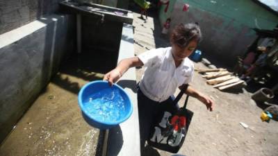 Hay pobladores que desesperados por obtener agua para sus actividades diarias recolectan la poca lluvia que cae a los techos de sus hogares.