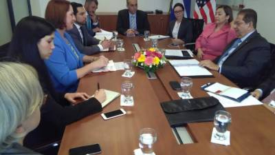 Funcionarios del Congreso de EUA y de la Embajada en el diálogo con funcionarios encabezados por Hernández Alcerro.