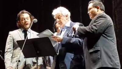 El sampedrano cuando ensayaba con el tenor Plácido Domingo previo al concierto.