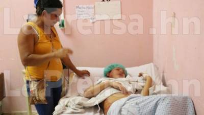 Martha Maribel Ventura es atendida en el hospital público de Santa Bárbara.