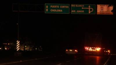 Desde la trocha vieja del segundo anillo hasta la entrada de la Fesitranh no hay iluminación, al igual que la calle que conduce de la colonia Los Alpes a Armenta.