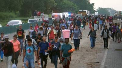 Unos 2,000 migrantes que llevaban semanas en la ciudad mexicana de Tapachula, casi fronteriza con Guatemala, partieron esta madrugada en caravana hacia el norte del país. EFE