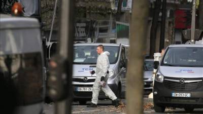 La policía científica trabaja en los escenarios de los atentados en París. EFE