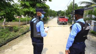 Agentes de la Policía custodian el lugar.