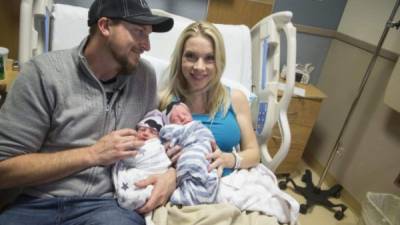 Estos fueron los hermanos que nacieron en Arizona, Sawyer, a la derecha, nació a las 11:50 de la noche del 31 de diciembre de 2016. Everett, a la izquierda, nació a las 12:01 a.m. del 1 de enero de 2017.
