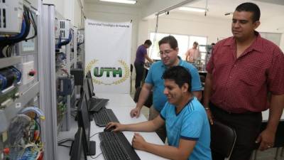 Los ganadores del AngelHack, Roger Gurdián, Edwin Figueroa y Luis Chávez, en la UTH. Foto: Amílcar Izaguirre