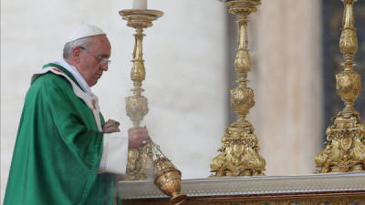 El papa Francisco en un momento de la misa que ofició este domingo en la Plaza de San Pedro, en el Vaticano. EFE