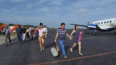 Un grupo de turistas llega al aeropuerto internacional Juan Manuel Gálvez. Foto: Wendell Escoto.